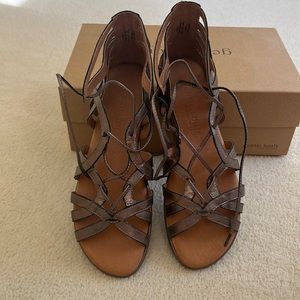 Gentle souls flat gladiator style size 6.5 bronze
